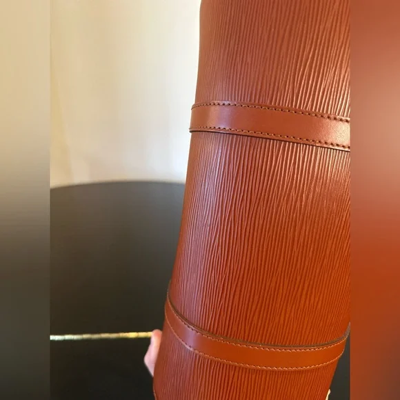 Louis Vuitton Authentic Luxury Vintage Retro RARE Minimalist Epi Soufflot Bag - Picture 14 of 17